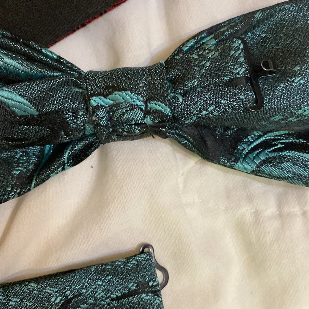 Set of 5 tie and cumber bun sets along with cuff links and buttons